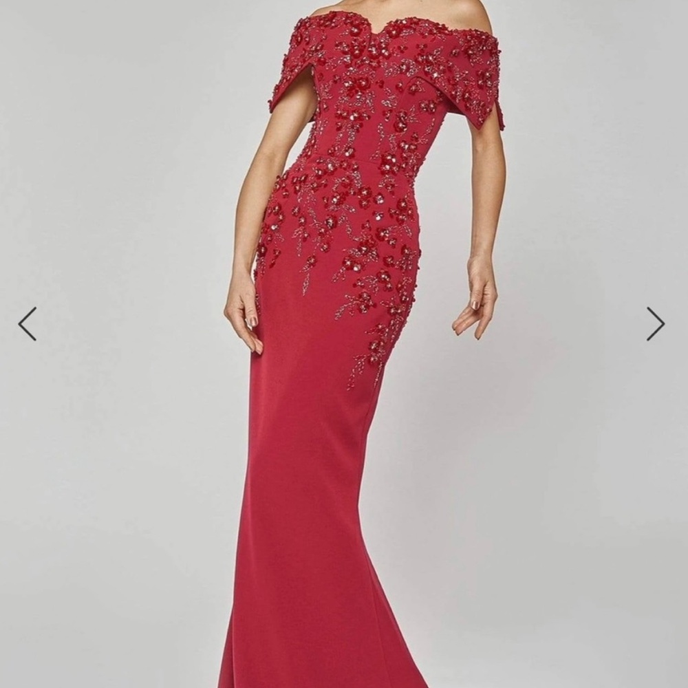 NWT Terani Couture - 1921M0472
Off Shoulder Red Beaded Gown size
NWT
6